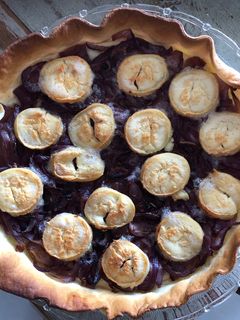 Une photo de Tarte aux oignons rouges et chèvre
