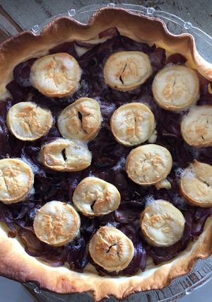 Une photo de Tarte aux oignons rouges et chèvre