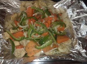 Una foto de Verduras al horno en papel plomo