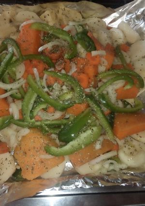 Una foto de Verduras al horno en papel plomo