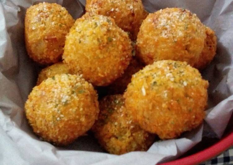 Langkah Mudah untuk Menyiapkan Deep Fried Rice Balls with Spicy Tuna and Cheese, Sempurna