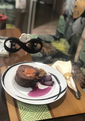 Foto de MAMINHA RECHEADA DE BACON E LEGUMEScom Farofa de Pêssego e Échalotes ao Vinho