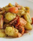 Ñoquis al pesto con bacon y cherrys