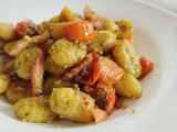 Ñoquis al pesto con bacon y cherrys