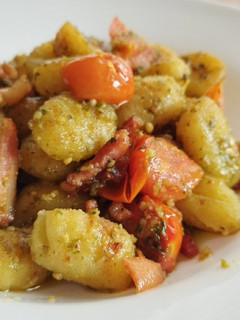 Una foto de Ñoquis al pesto con bacon y cherrys