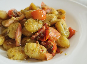 Foto principal de Ñoquis al pesto con bacon y cherrys
