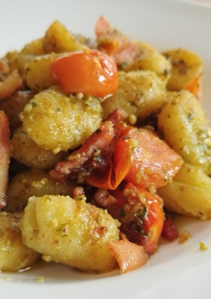 Una foto de Ñoquis al pesto con bacon y cherrys