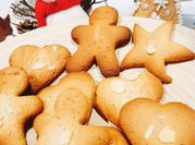 Une photo de biscuits de noël à la cannelle