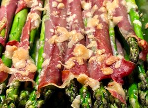 Une photo de Asperges vertes au jambon et parmesan