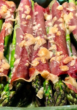 Une photo de Asperges vertes au jambon et parmesan