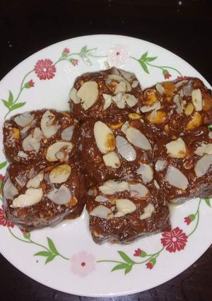 A picture of Anjeer khajur burfi.
