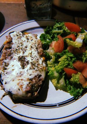 Una foto de Berenjenas rellenas de pollo y atún