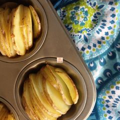 A picture of Hasselback potatoes.