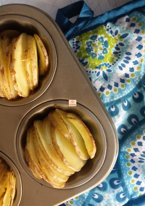 A picture of Hasselback potatoes.