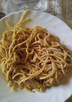 Una foto de Espaguetis con pollo vegetal al curry