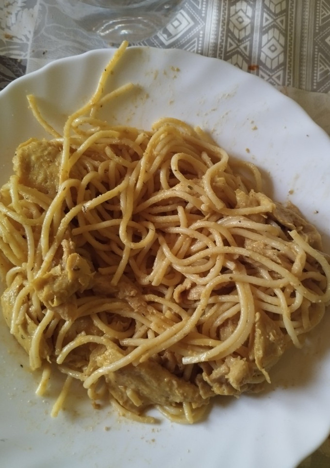 Una foto de Espaguetis con pollo vegetal al curry