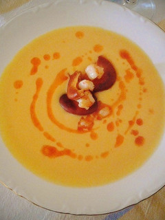 Una foto de Crema de zanahoria con langostinos