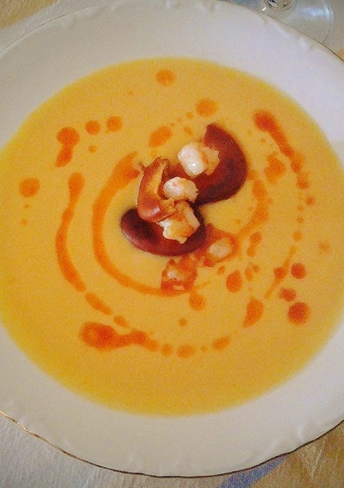Una foto de Crema de zanahoria con langostinos