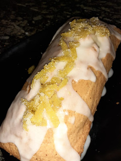Una foto de Budín de limón 🍋con cáscaras glaseadas y glasé real