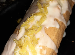 Una foto de Budín de limón 🍋con cáscaras glaseadas y glasé real