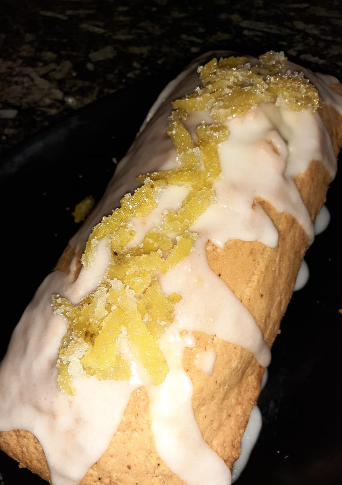 Una foto de Budín de limón 🍋con cáscaras glaseadas y glasé real