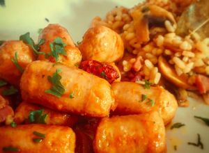 Foto principal de Longaniza de pollo al ajillo y vino con guarnición en su jugo