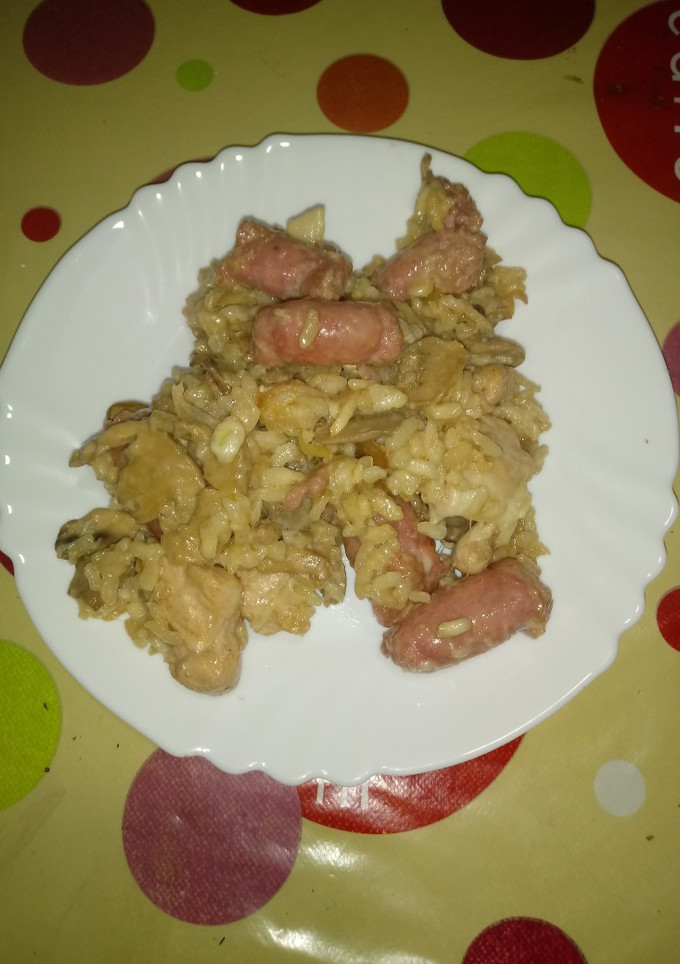 Una foto de Risotto de pollo salchichas y champiñones en la cecofry 4d