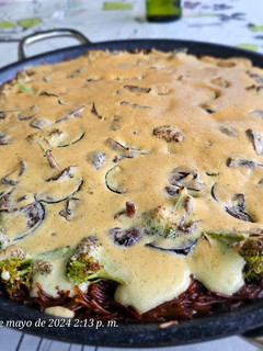 Una foto de Fideuá de verduras con muselina de menta