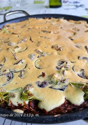 Una foto de Fideuá de verduras con muselina de menta