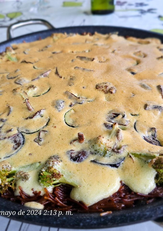Una foto de Fideuá de verduras con muselina de menta