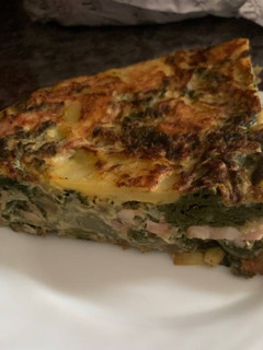 Una foto de Tortilla de patata con acelgas y bacon