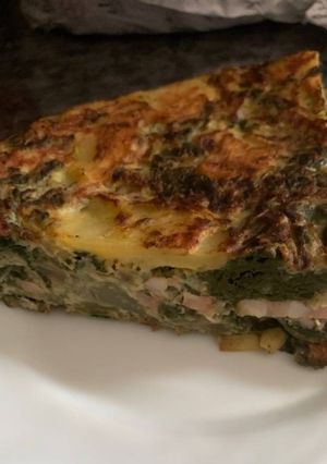 Una foto de Tortilla de patata con acelgas y bacon