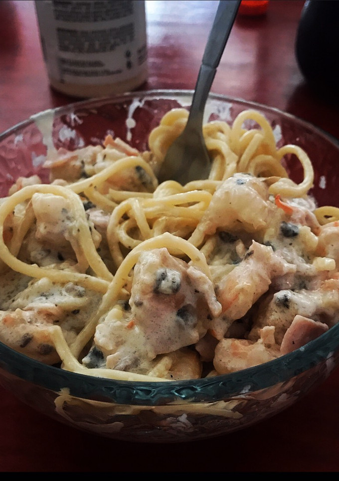 Una foto de Pasta alfredo con camarones