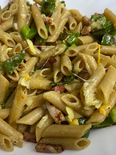 Una foto de Macarrones integrales con pimiento verde, bacon y 4 quesos