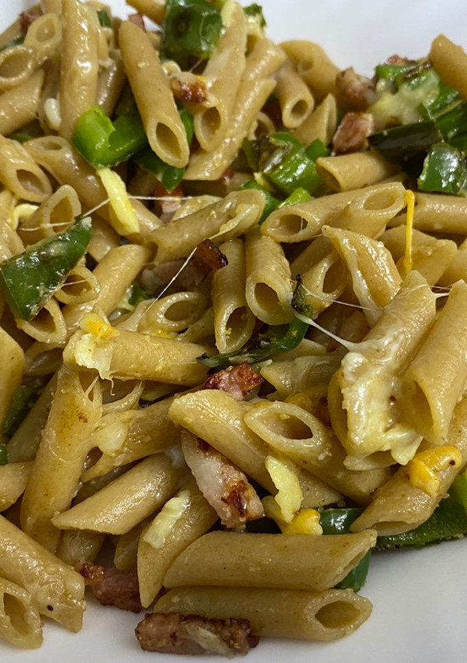 Una foto de Macarrones integrales con pimiento verde, bacon y 4 quesos