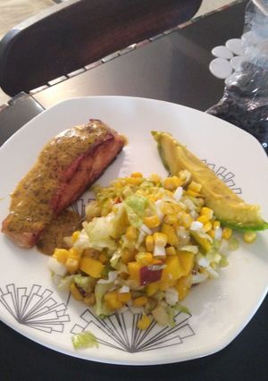 Una foto de Salmón con guarnición de maraculla
