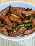 Porco com gengibre e cebolinho no wok
