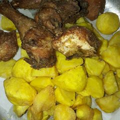 A picture of Kuku fry with potatoes.