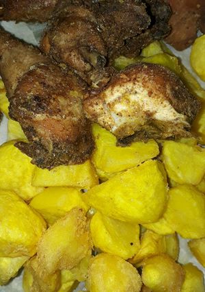A picture of Kuku fry with potatoes.