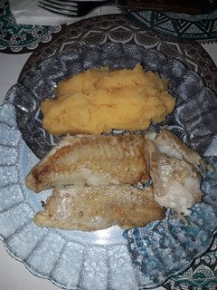 Una foto de Filet a la sartén con puré de calabaza y papas