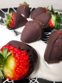 Una foto de Fresas con chocolate y nata
