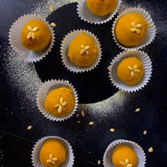 A picture of Besan laddoo/ sattu.