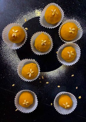 A picture of Besan laddoo/ sattu.