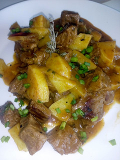 Una foto de Carne compuesta con papas a la Canaria