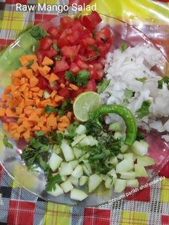 કાચી કેરી નું સલાડ (Raw Mango Salad Recipe In Gujarati) રેસીપી મુખ્ય ફોટો