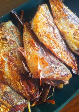 Hình của món Cá chỉ vàng/ cá ngân rán sả.