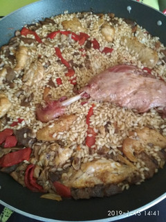 Una foto de Paella de pato y pollo