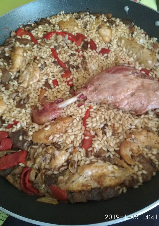 Una foto de Paella de pato y pollo