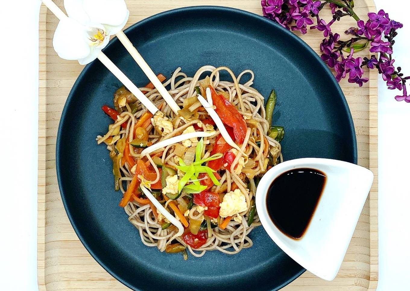 Noodles sautées aux légumes et aux oeufs