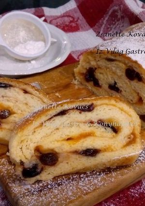 Barackízes meggyes, mazsolás kalács recept fotója
